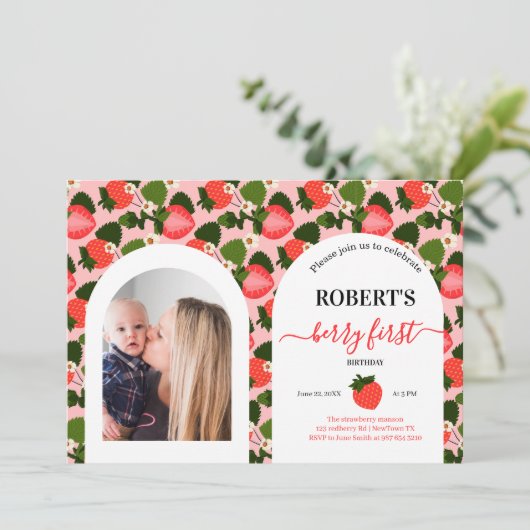 イチゴの最初の誕生日パーソナライズされた写真 招待状 (スタンド正面)