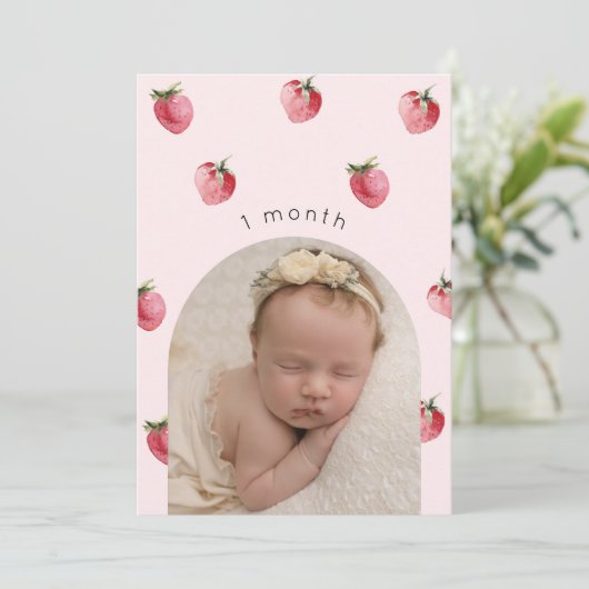 イチゴの最初の誕生日フォトマイルストーンバナー 招待状 (スタンド正面)