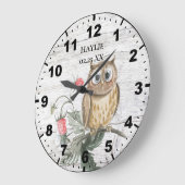 イチゴの苗木の上の素朴なフクロウ バーンワッド ラージ壁時計 (傾斜)