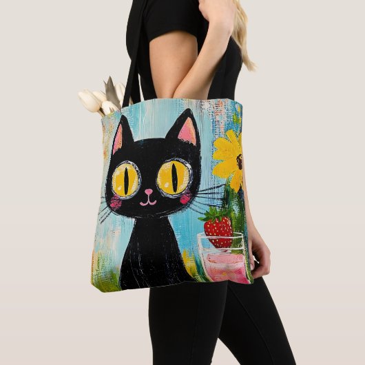 イチゴを持つ面白い黒猫 トートバッグ (クローズアップ)