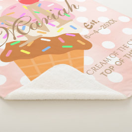 イチゴ味、チョコレート味、バニラ味のネオポリタンアイスクリームコーンにカラフルなレインボーのトッピン シェルパブランケット