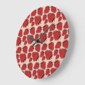 イチゴ喜び：ヴィンテージパターンチャーム。 ラージ壁時計 (傾斜)
