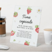 イチゴ1期誕生日タイムカプセル 台座サイン (インサイチュ)