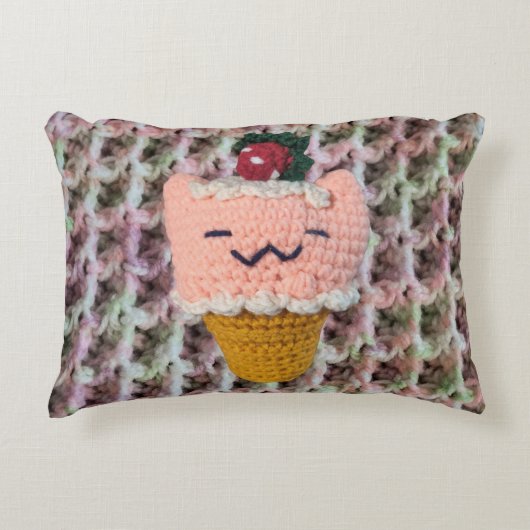 イチゴNクリームアイスクリームコーンあみぐるみ猫 アクセントクッション (正面)
