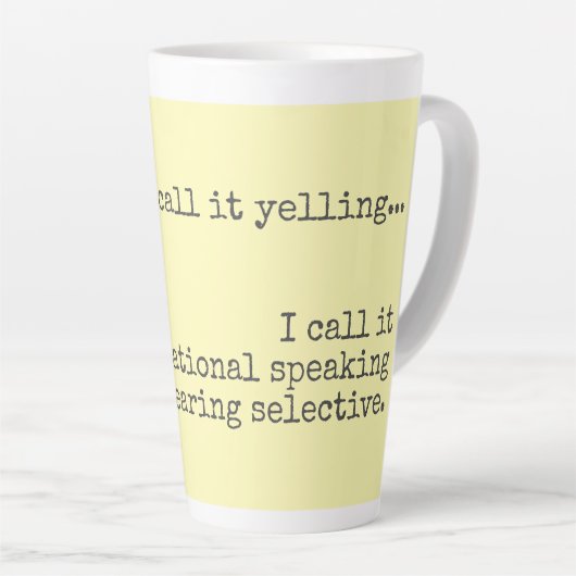 イッツ・ノー・イェリング・引用文 カフェラテマグ (右アングル)