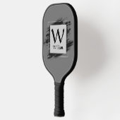 イニシャルの変更、名前の追加、黒いブラシストロークグレー ピックルボールラケット (左)