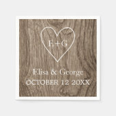 イニシャルの木目の素朴なハートを結婚持つ スタンダードカクテルナプキン (正面)