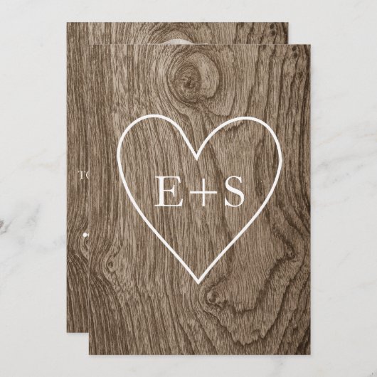 イニシャルの木目の素朴なハートを結婚持つ 招待状 (正面/裏面)