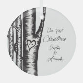 イニシャルは木のカップルに彫られた ガラスオーナメント (正面)