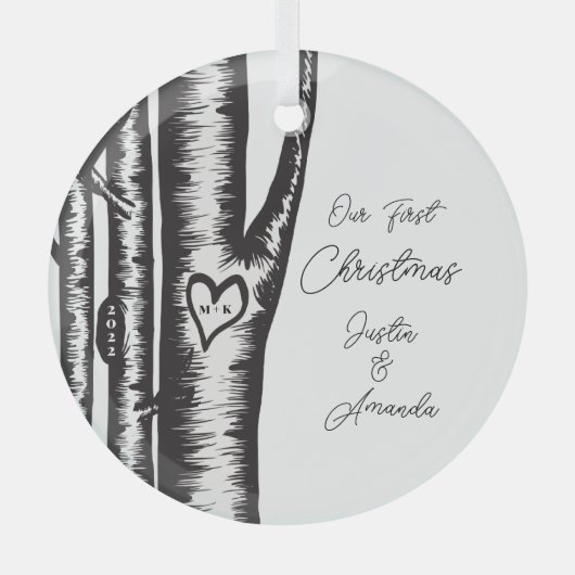 イニシャルは木のカップルに彫られた ガラスオーナメント (正面)