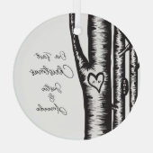 イニシャルは木のカップルに彫られた ガラスオーナメント (裏面)