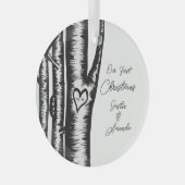 イニシャルは木のカップルに彫られた ガラスオーナメント (正面右)