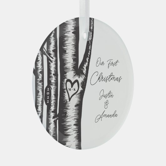 イニシャルは木のカップルに彫られた ガラスオーナメント (正面右)