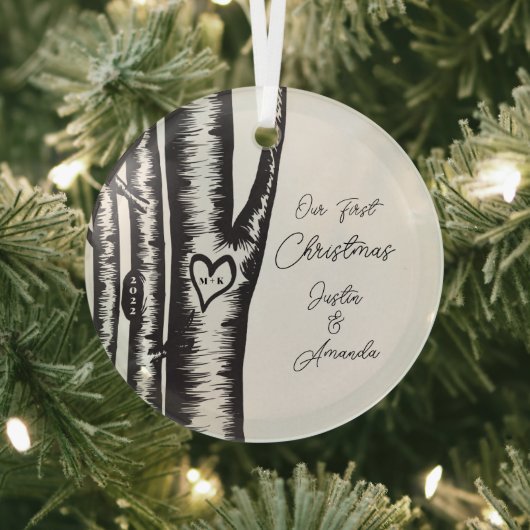 イニシャルは木のカップルに彫られた ガラスオーナメント (インサイチュ)