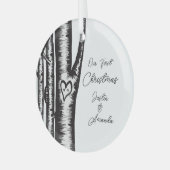 イニシャルは木のカップルに彫られた ガラスオーナメント (正面左)