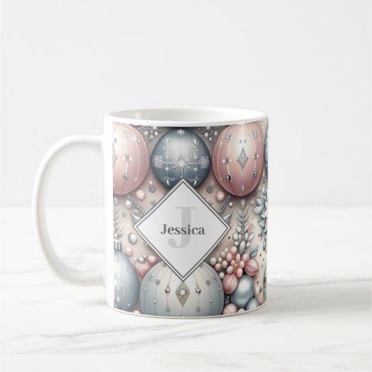 イニシャルカスタムシルバーとピンクのクリスマスボードブル コーヒーマグカップ (左)