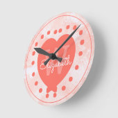イニシャルガーリーモノグラムコーラルウォーター色ハート ラウンド壁時計 (傾斜)