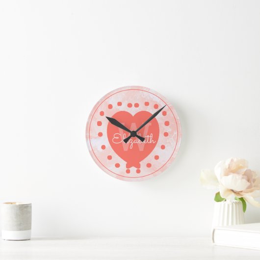 イニシャルガーリーモノグラムコーラルウォーター色ハート ラウンド壁時計 (ホーム)