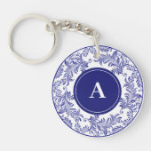 イニシャルクラシックブルーホワイトフローラルパターン キーホルダー (正面)