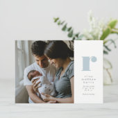 イニシャルシンプルクラシックブルー誕生 案内状 (スタンド正面)