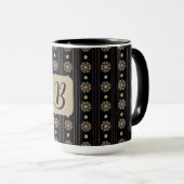 イニシャルパーソナライズされた金ゴールドメダリオンマストライプのグ マグカップ (正面右)