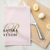イニシャルミニマリストパステルピンク金ゴールドブラックスタイリッシュ キッチンタオル (四つ折り)