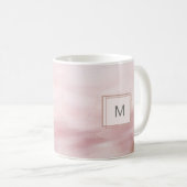 イニシャルモダンパステルピンクブラシストロークマグカップ コーヒーマグカップ (正面右)