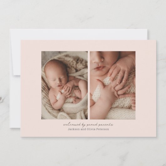 イニシャルモダン赤面ピンクベビー3枚フォト誕生 案内状 (裏面)