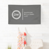 イニシャルモノグラムのロゴをグレーで表示 横断幕 (インサイチュ)