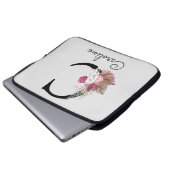 イニシャルモノグラムのCピンクボホガーリーフローラ ラップトップスリーブ (正面下部)