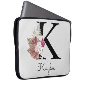 イニシャルモノグラムのKピンクボホフローラ ラップトップスリーブ (正面右)
