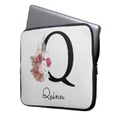 イニシャルモノグラムのQピンクボホフローラ ラップトップスリーブ (正面左)