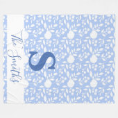 イニシャルモノグラムホワイトとライトブルー フリースブランケット (正面(横))