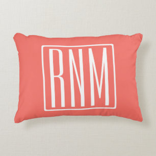 イニシャルモノグラム  サンゴに白 アクセントクッション