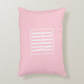 イニシャルモノグラム |淡いピンクの白 アクセントクッション (正面(垂直))
