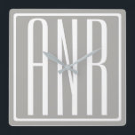 イニシャルモノグラム |薄い灰色の白 スクエア壁時計<br><div class="desc">クラッシーはっきりした、&モダン.</div>