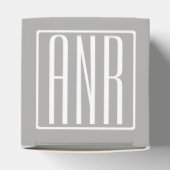 イニシャルモノグラム |薄い灰色の白 フェイバーボックス (上部)