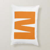 イニシャルレターモノグラムモダンスタイルオレンジホワイト アクセントクッション (裏面(縦))