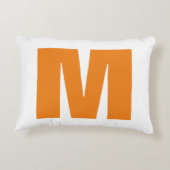 イニシャルレターモノグラムモダンスタイルオレンジホワイト アクセントクッション (裏面)