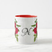 イニシャルレッドローズブーケ花の写真 マグカップ (中央)