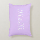 イニシャル付の白い文字のラベンダーカラーにカスタマイズ アクセントクッション (正面(垂直))