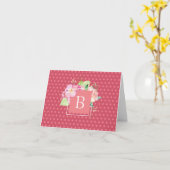 イニシャル入りのピンクドットとコーラルピンクの花 カード (黄色い花)