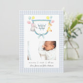 イニシャル入りクレストにウォーターカラーの動物の誕生 案内状 (スタンド正面)