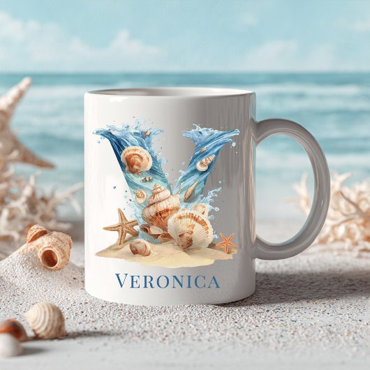 イニシャル入り 海辺のモノグラム V ビーチデザイン コーヒーマグカップ