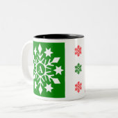 イニシャル冬の雪片レッドグリーンクリスマス ツートーンマグカップ (正面左)