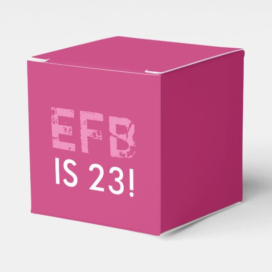 イニシャル誕生日お気に入りボックス – ピンク フェイバーボックス (正面サイド)