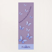 イニシャル&ネームブルーバタフライフラッタラベンダー ヨガマット (裏面)