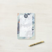 イニシャル |ポリフォニック海 – 青 ポストイット (デスク上)