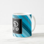 イニシャル + 海インスパイア青かティール(緑がかった色)または水は縞で飾ります コーヒーマグカップ (正面右)
