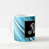 イニシャル + 海インスパイア青かティール(緑がかった色)または水は縞で飾ります コーヒーマグカップ (正面左)